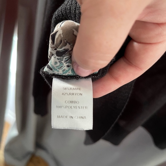 V neck sweater with animal print silky front. - Picture 2 of 5